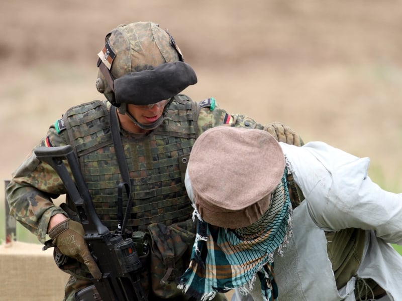 Soldat übt Festnahme, über dts Nachrichtenagentur