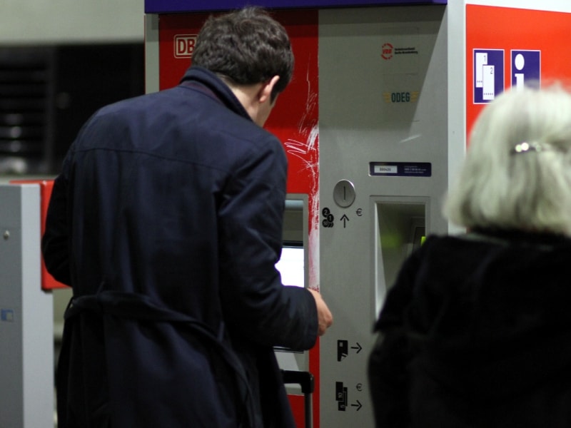 Reisender an einem Fahrkartenautomaten der Bahn, über dts Nachrichtenagentur