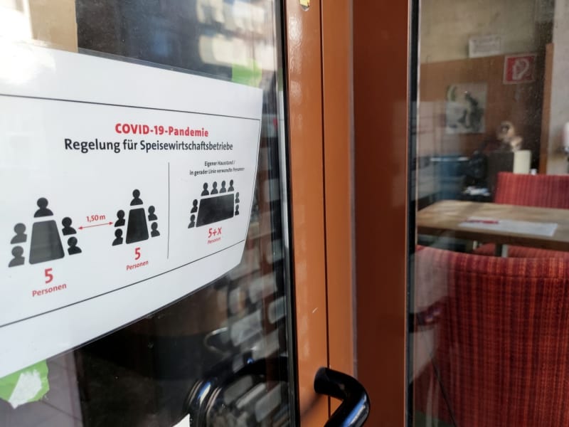 Hinweisschild an einer geschlossenen Bar, über dts Nachrichtenagentur