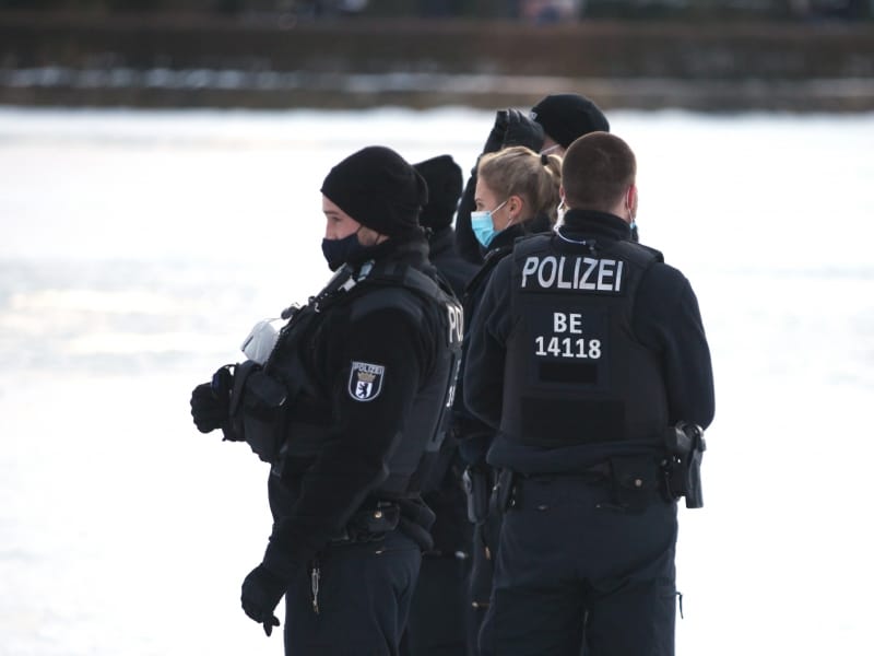 Kein Mindestabstand: Polizei vescheucht Leute vom Eis, über dts Nachrichtenagentur