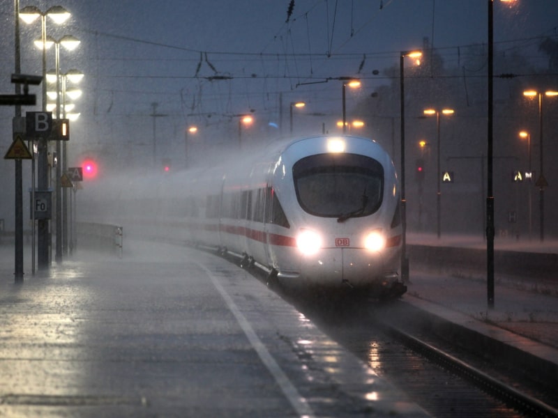 ICE-Zug bei Unwetter, über dts Nachrichtenagentur