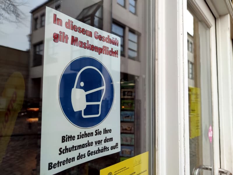 Corona-Hinweisschild im Einzelhandel, über dts Nachrichtenagentur