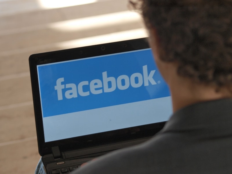 Facebook-Nutzer am Computer, über dts Nachrichtenagentur
