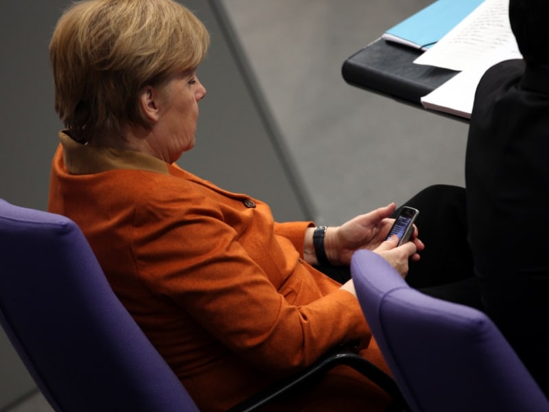 Angela Merkel mit ihrem Handy, über dts Nachrichtenagentur