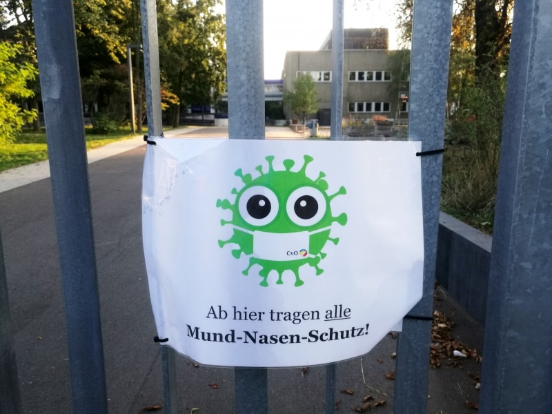 Corona-Hinweis an einer Schule, über dts Nachrichtenagentur
