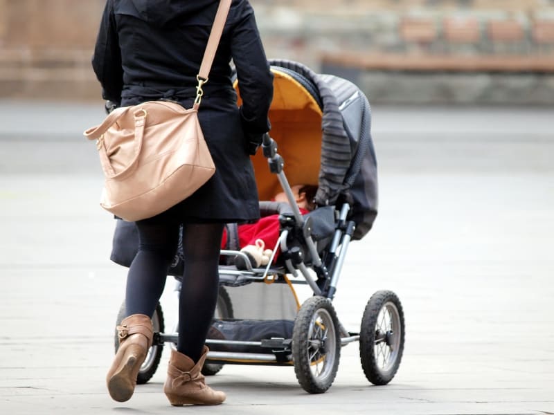 Mutter mit Kleinkind und Kinderwagen, über dts Nachrichtenagentur