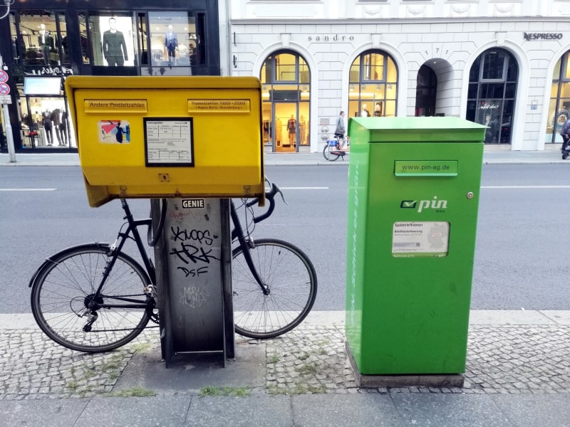 Briefkästen von Deutsche Post und Pin Mail AG, über dts Nachrichtenagentur