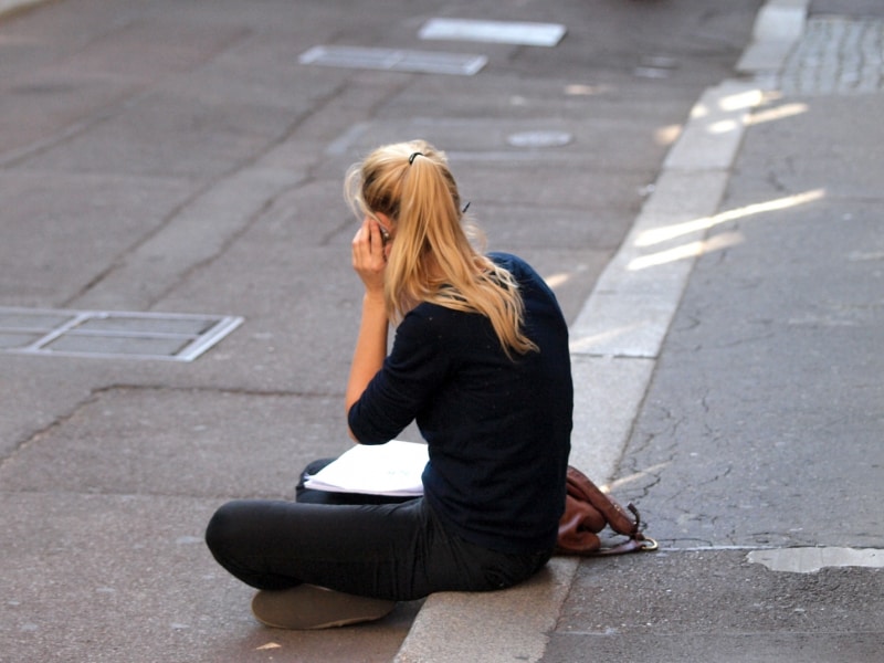 Junge Frau beim Telefonieren, über dts Nachrichtenagentur