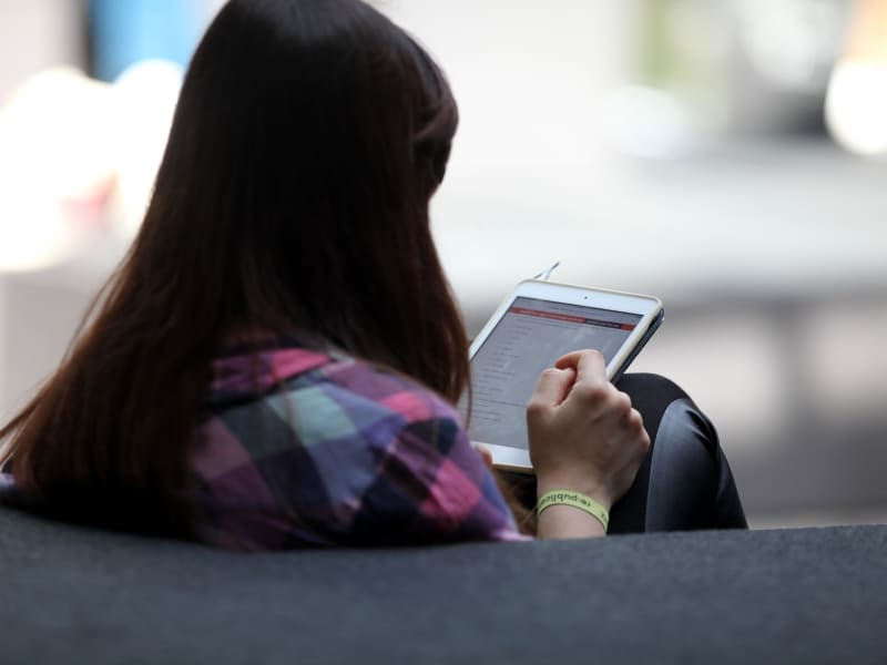 Junge Frau mit Tablet, über dts Nachrichtenagentur