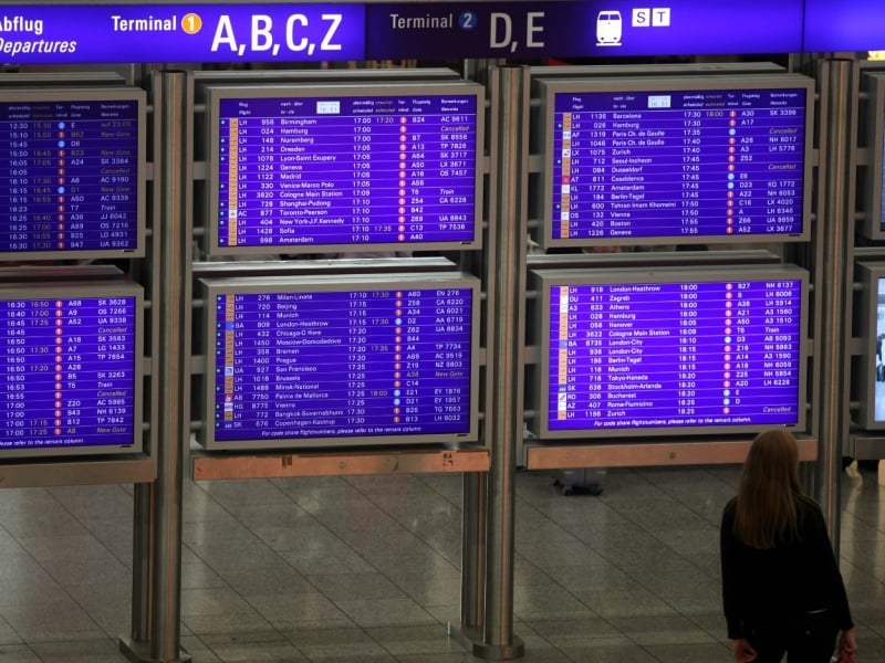 Frau vor Informationstafel am Frankfurter Flughafen, über dts Nachrichtenagentur