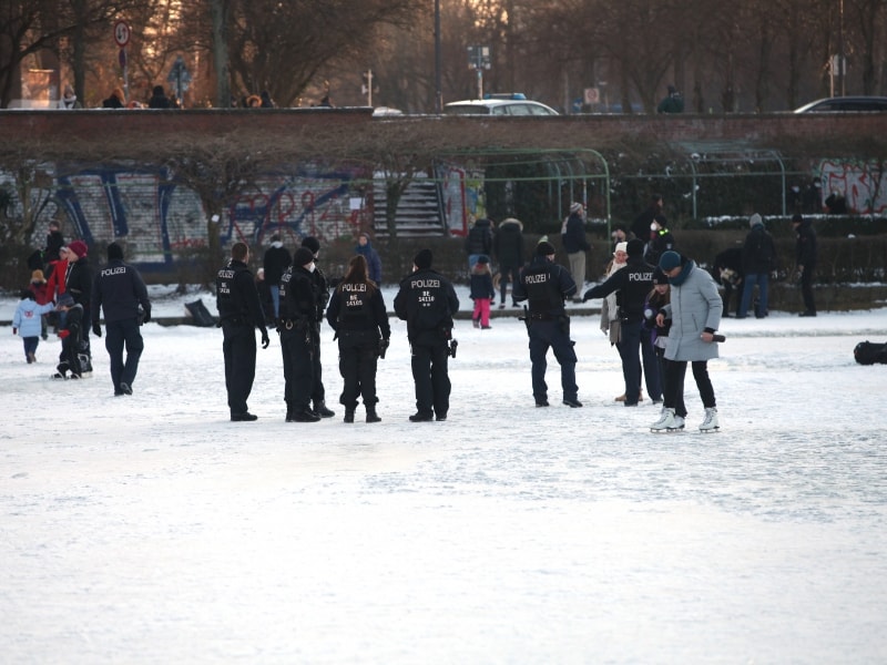 Polizei vescheucht Leute vom Eis, über dts Nachrichtenagentur