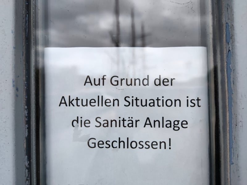 Corona-Hinweisschild, über dts Nachrichtenagentur