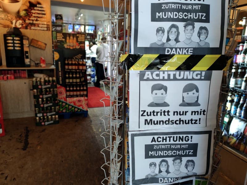 Hinweis auf Mund-Nasen-Schutz in einem Späti, über dts Nachrichtenagentur