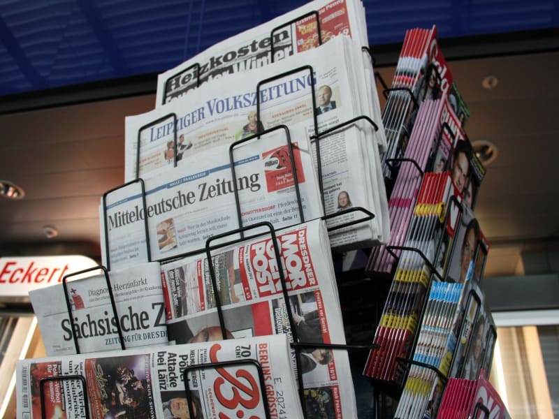 Zeitungen und Zeitschriften an einem Kiosk, über dts Nachrichtenagentur