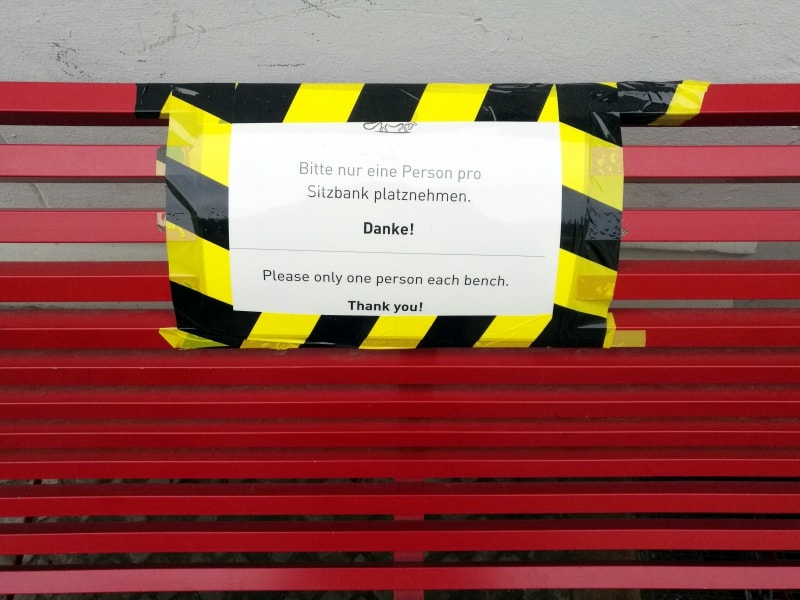Sitzbank mit Corona-Warnhinweis, über dts Nachrichtenagentur