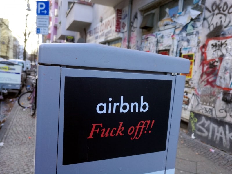 Anti-Airbnb-Sticker, über dts Nachrichtenagentur