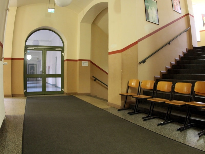 Stühle im Flur einer Schule, über dts Nachrichtenagentur