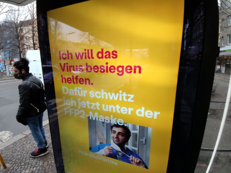Werbeplakat für Corona-Regeln, über dts Nachrichtenagentur