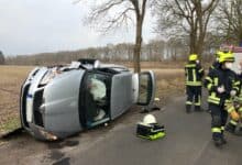 Einsatzkräfte der Feuerwehr an einer Unfallstelle