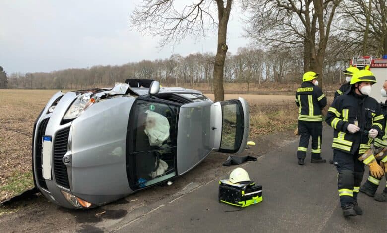 Einsatzkräfte der Feuerwehr an einer Unfallstelle