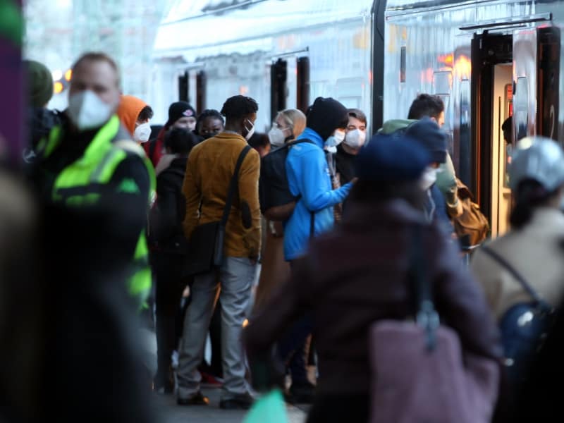 Menschen mit Maske, über dts Nachrichtenagentur