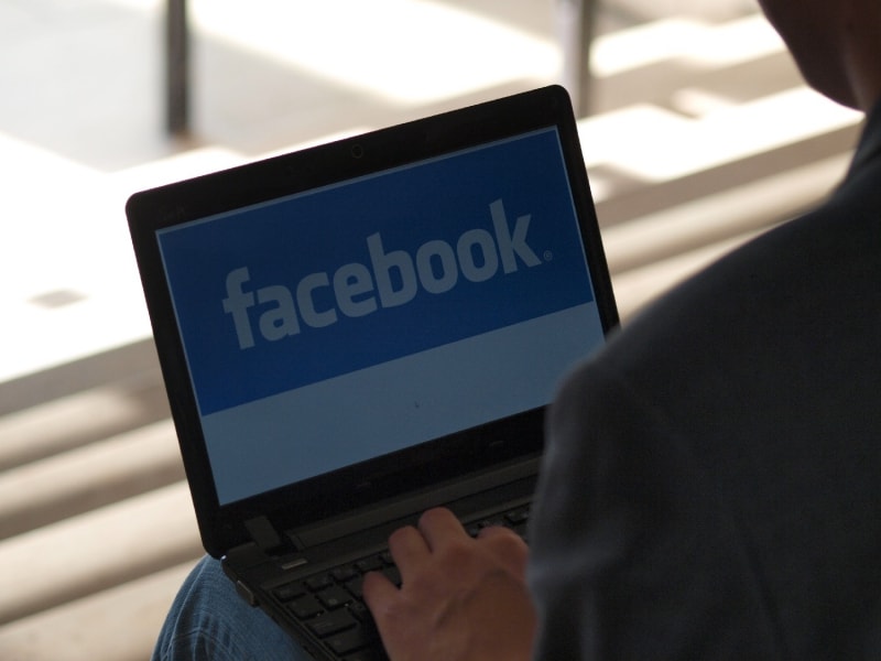 Facebook-Nutzer am Computer, über dts Nachrichtenagentur