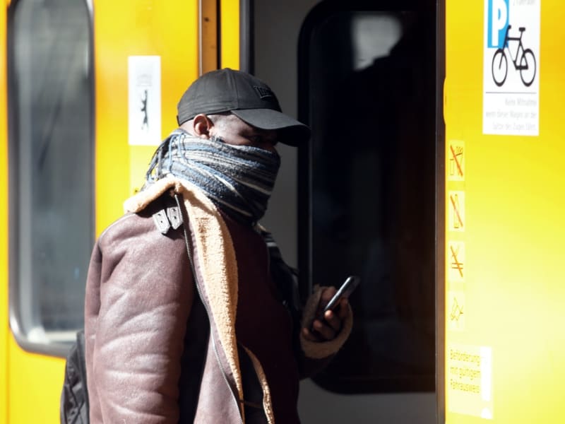 Mann mit Schal, über dts Nachrichtenagentur