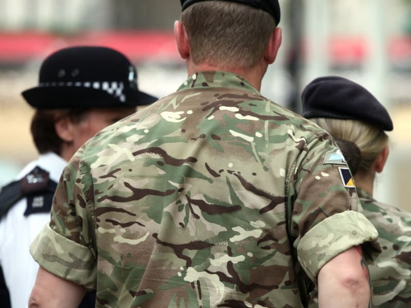 Britische Polizei und Sicherheitskräfte in Tarnhemden, über dts Nachrichtenagentur