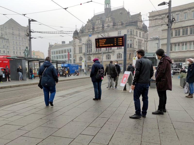 Menschen an einer Straßenbahnhaltestelle, über dts Nachrichtenagentur