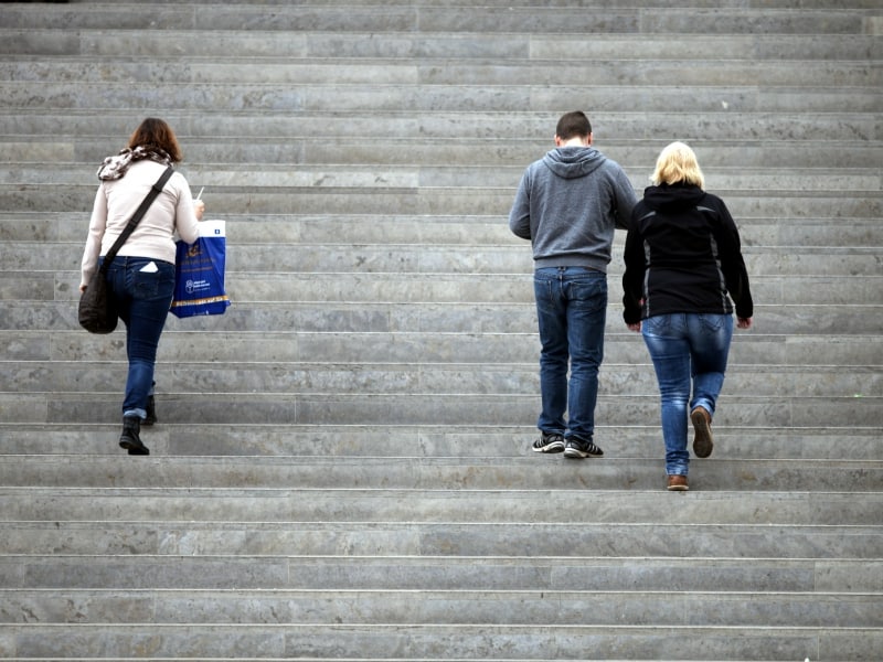 Drei Personen gehen eine Treppe hinauf, über dts Nachrichtenagentur