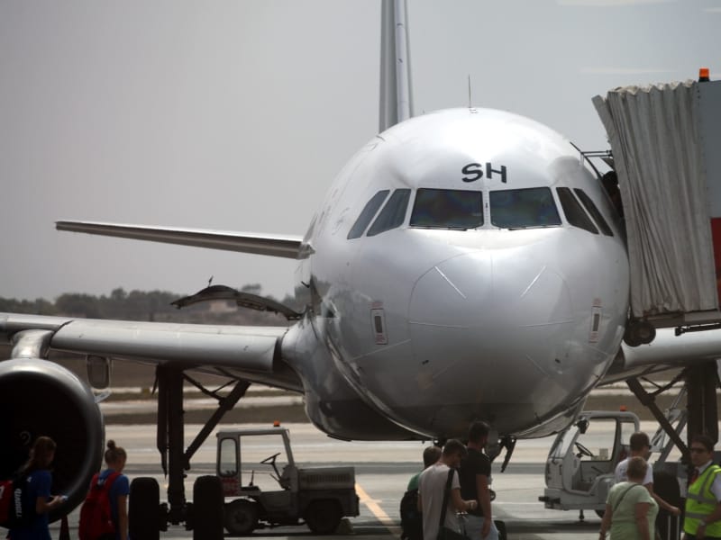 Flugzeug mit Passagieren auf dem Rollfeld, über dts Nachrichtenagentur