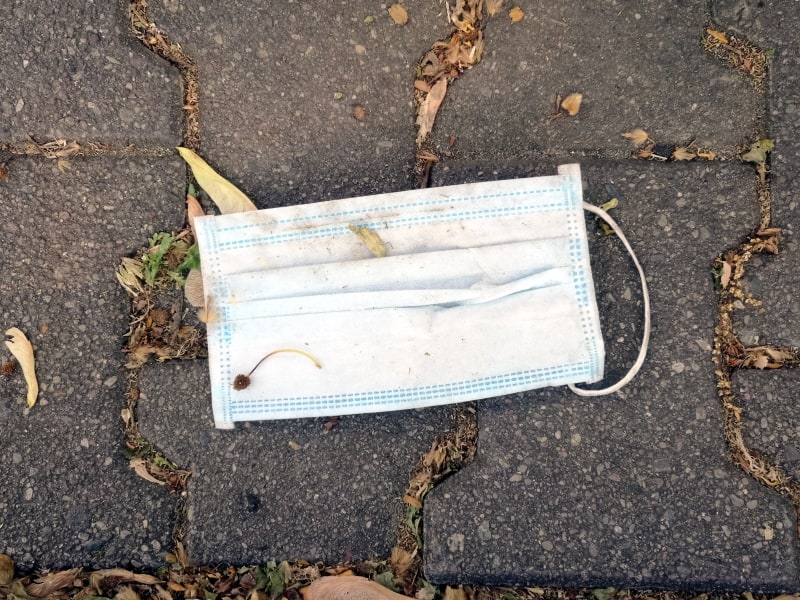 Weggeworfener Mundschutz, über dts Nachrichtenagentur