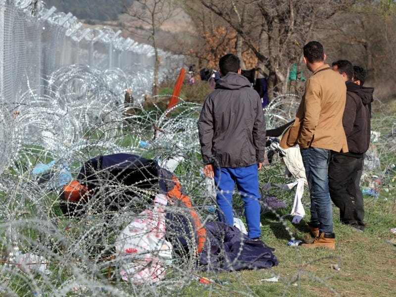 Flüchtlinge auf der Balkanroute vor einem Grenzzaun, über dts Nachrichtenagentur