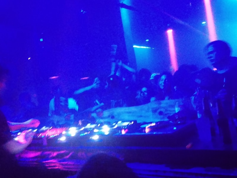 DJ und Tanzende in einem Techno-Club, über dts Nachrichtenagentur