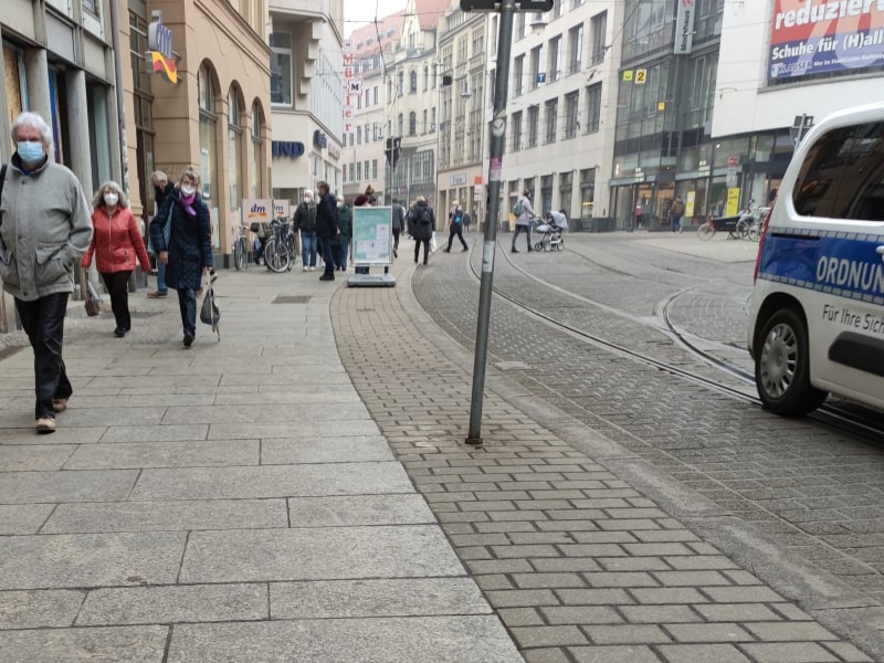 Menschen mit Maske in einer Innenstadt, über dts Nachrichtenagentur
