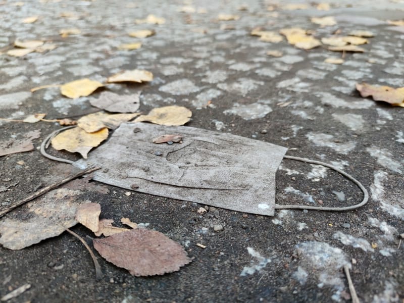 Weggeworfener Mund-Nasen-Schutz im Herbst, über dts Nachrichtenagentur