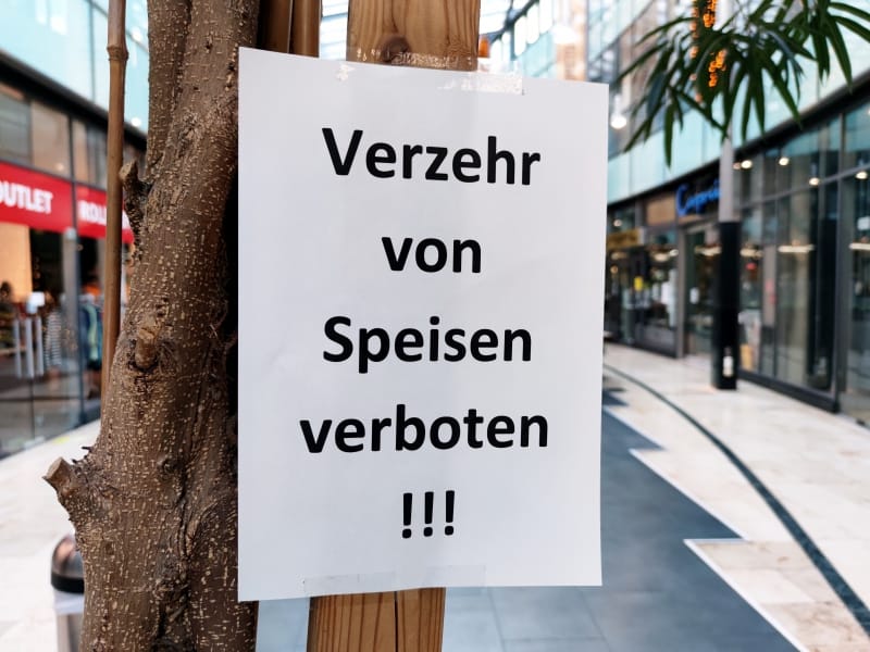 Verbotsschild in einer Einkaufspassage während Lockdown, über dts Nachrichtenagentur