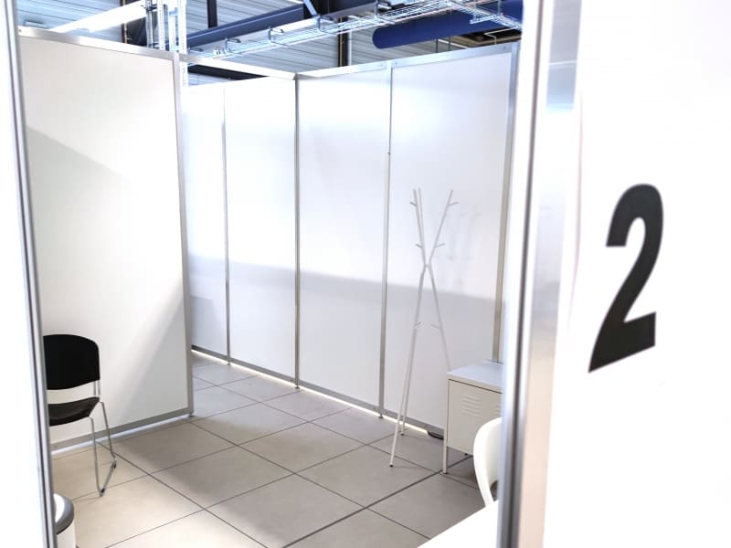 Leere Kabine in einem Impfzentrum, über dts Nachrichtenagentur