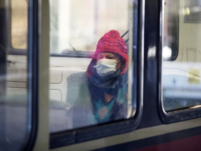 Frau mit Schutzmaske in einer S-Bahn, über dts Nachrichtenagentur