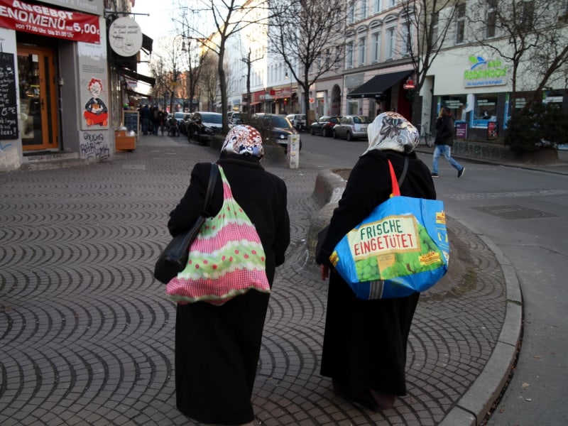 Zwei Frauen mit Kopftuch in Berlin-Kreuzberg, über dts Nachrichtenagentur