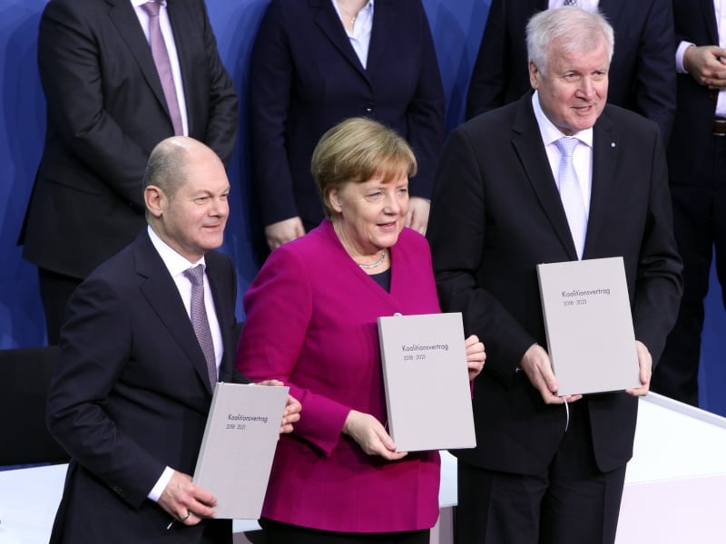 Scholz, Merkel und Seehofer mit Koalitionsvertrag 2018-2021, über dts Nachrichtenagentur