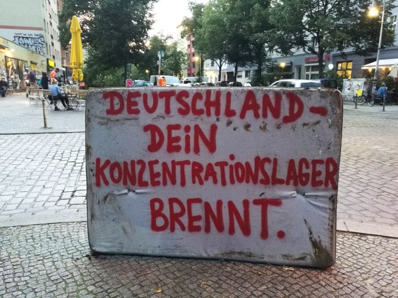 Protestplakat nach Brand in Flüchtlingslager Moria, über dts Nachrichtenagentur