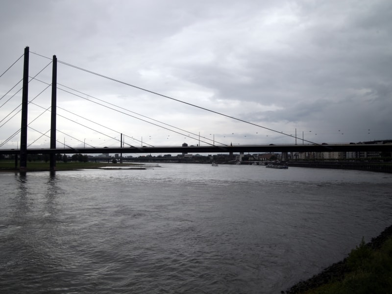 Rheinkniebrücke am Rhein bei Düsseldorf, über dts Nachrichtenagentur