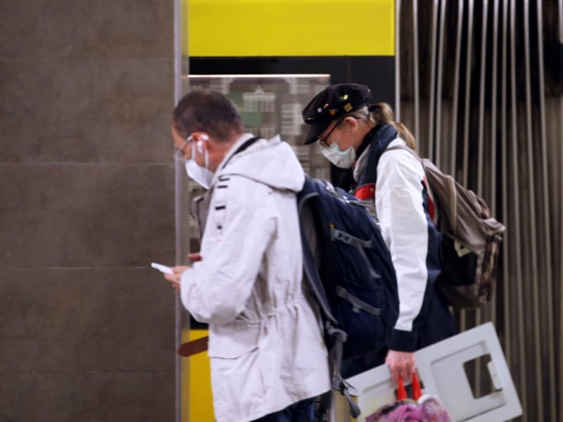 Fahrgäste mit Mund-Nasen-Schutz, über dts Nachrichtenagentur