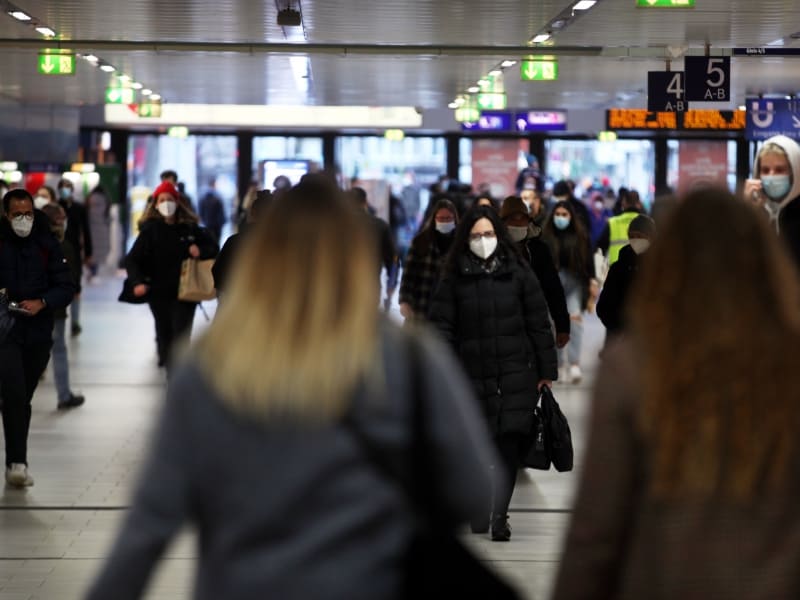 Menschen mit Maske, über dts Nachrichtenagentur