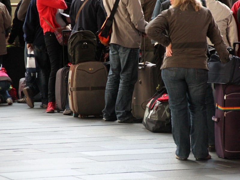 Touristen beim Check-in am Flughafen, über dts Nachrichtenagentur