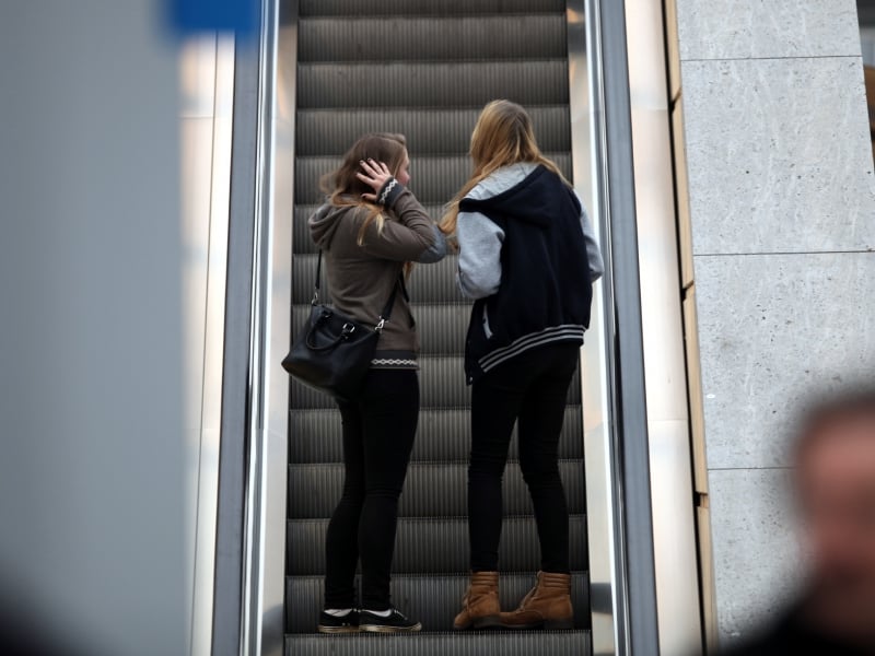 Junge Mädchen auf einer Rolltreppe, über dts Nachrichtenagentur