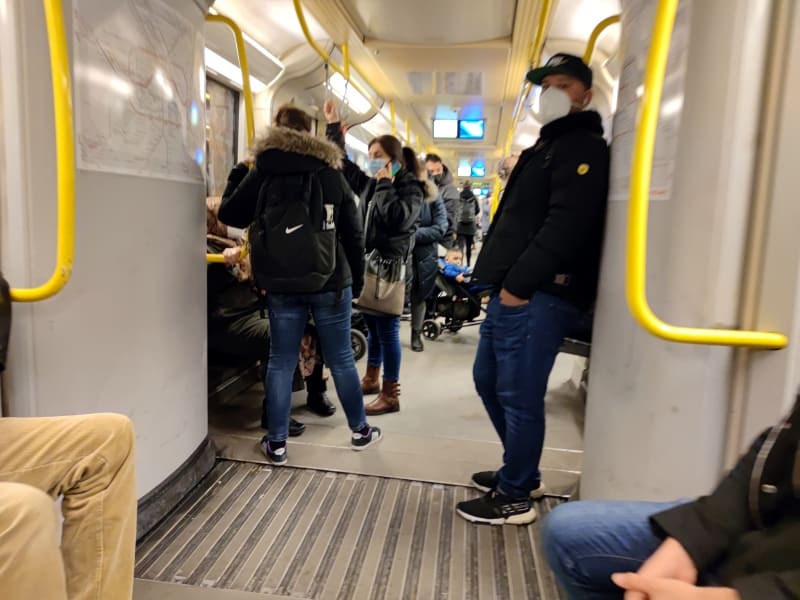 Menschen in einer U-Bahn, über dts Nachrichtenagentur