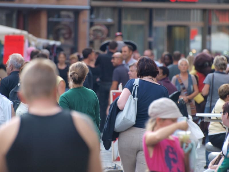 Menschen in einer Fußgängerzone, über dts Nachrichtenagentur