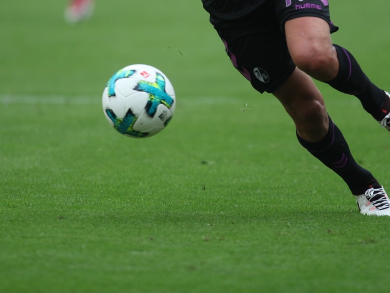 Spieler des SC Freiburg am Ball, über dts Nachrichtenagentur